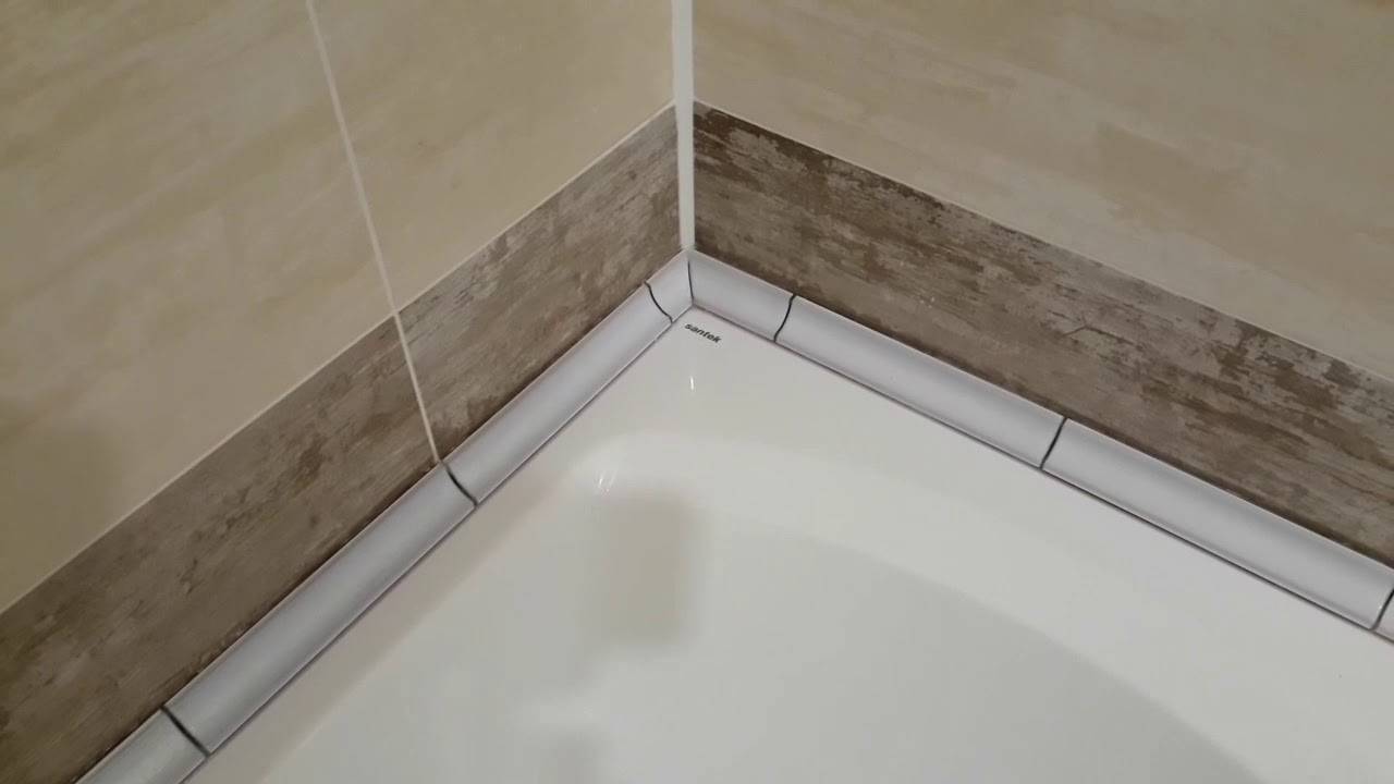 Чем заделать стыки плитки. Галтель для ванны заделать щель 80 мм. Стык ванной и стены. Стік между ванной и плиткой. Шов между ванной и стеной.