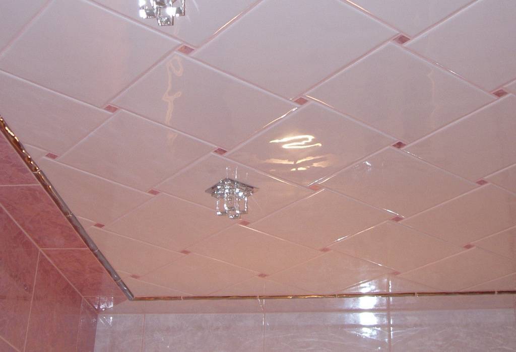 Потолок плитка в ванной комнате. Кафельная плитка на потолок. Плиточный потолок. Потолочная плитка в ванной. Потолочные панели из пенополистирола.
