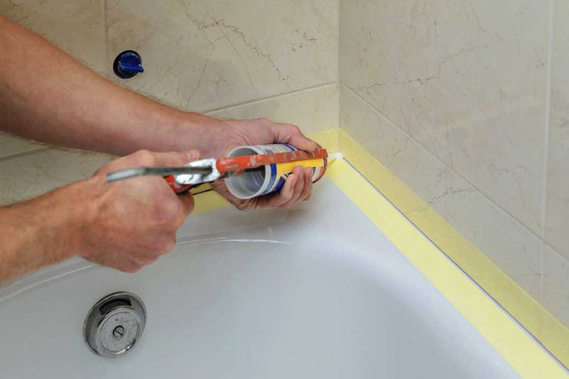 Чем заделать щель между ванной и стеной: большой зазор в 5, 10 см, решение проблемы