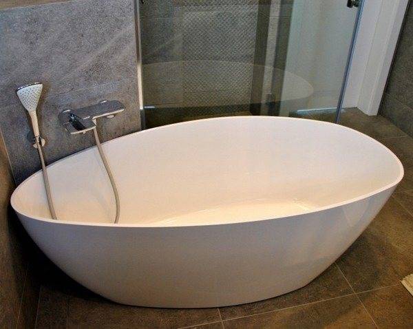 Выбор производителя ванны из литьевого мрамора: достоинства и недостатки