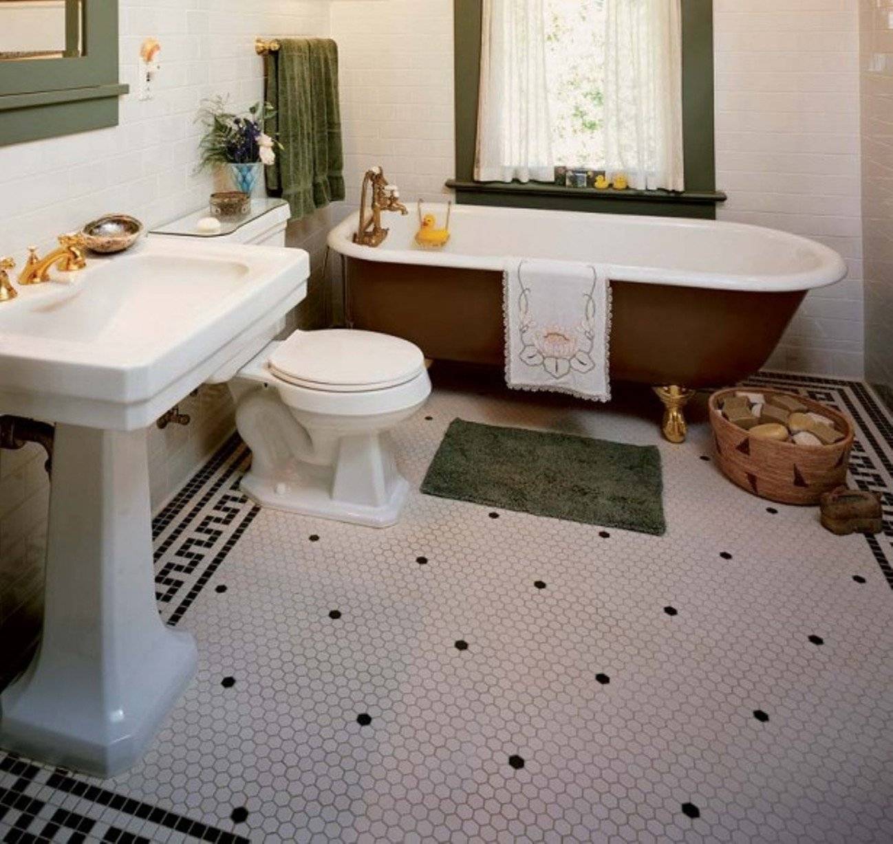 Какой плиткой покрыть ванну. Пол в ванной комнате. Напольная плитка для ванной комнаты. Под ванной. Пол в ванной комнате плитка.