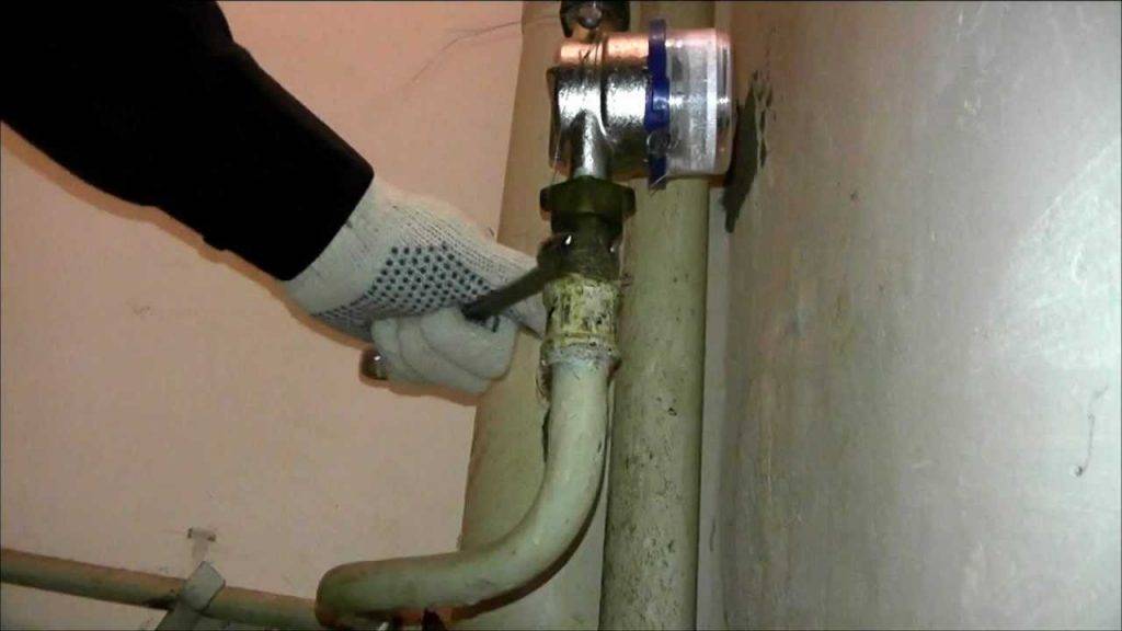 Почему гудят водопроводные трубы в квартире при закрытых кранах, при включении крана