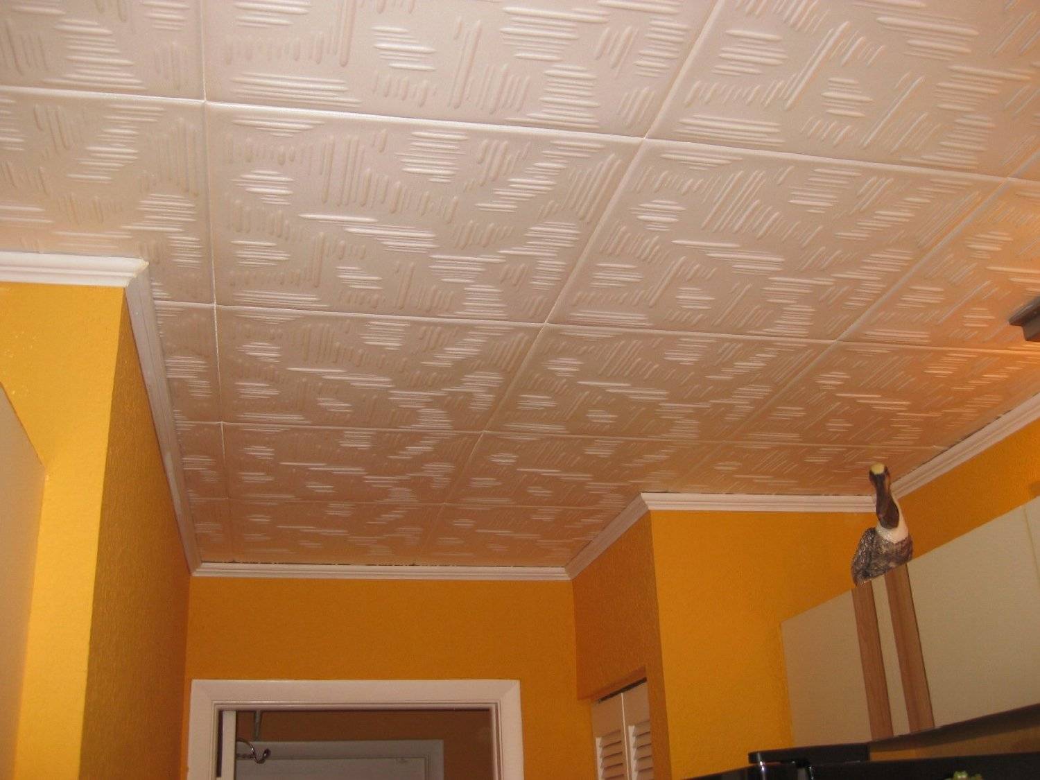 Отделка потолков покраску. Потолочная плитка. Дешевая отделка потолка. Потолочные плитки из полистирола. Отделка потолка плиткой.