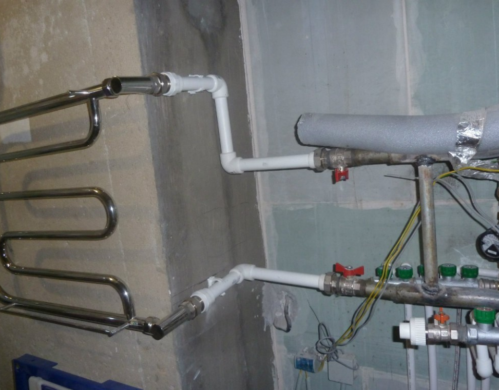 Трубы горячей воды в ванной. Полотенцесушитель на полипропилен 20 мм. Подводка труб к полотенцесушителю. Полипропиленовые трубы для полотенцесушителя. Подводка труб для полотенцесушителя.