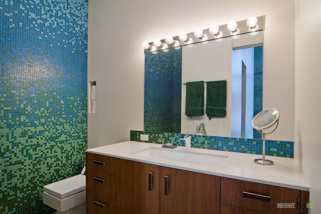 Чем можно покрыть ванную комнату. Мозаика в ванную комнату. Мозаика на стене в ванной. Ванная с мозаикой. Мозаика в декоре ванной комнаты.