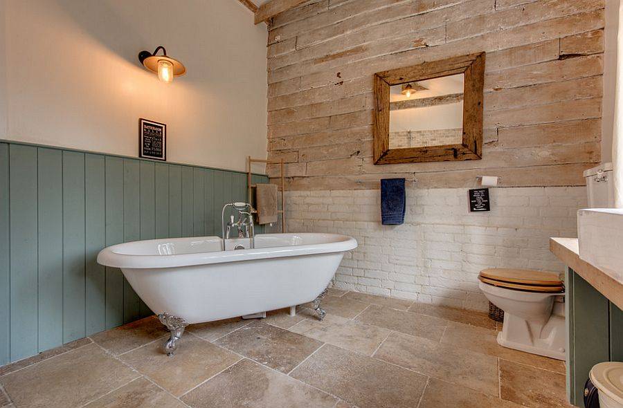 Плитка в каркасной ванне. Ванная отделанная деревом. Ванная обшитая деревом. Вагонка в ванной комнате. Ванная комната в деревенском стиле.