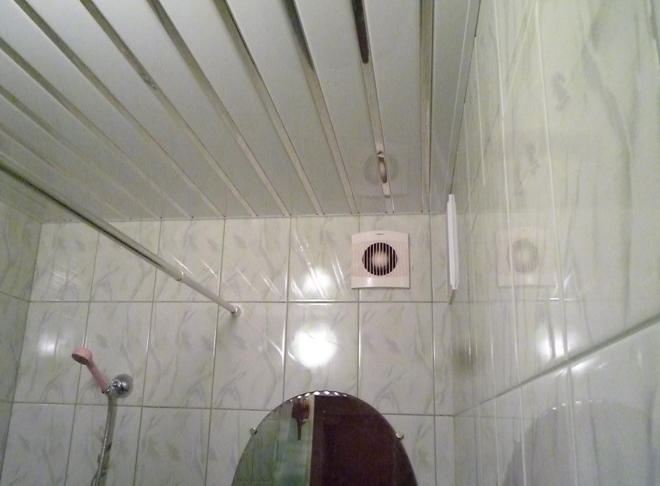 Как сделать ванну панелями своими руками. Обшивка потолка пластиковыми панелями в ванной. Потолок в ванной комнате из пластиковых панелей. Отделка потолка в ванной панелями. Потолок из ПВХ панелей в ванной своими руками.