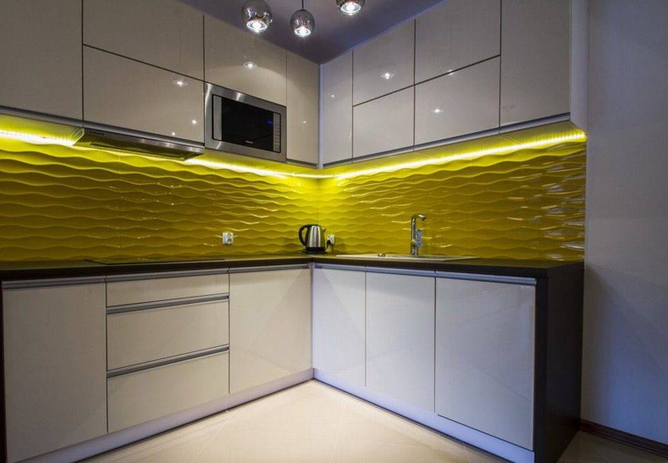 Желтый фартук. Кухня с желтым фартуком. Стеновые панели для кухни желтые. Бело желтая кухня. Белая кухня желтый фартук.