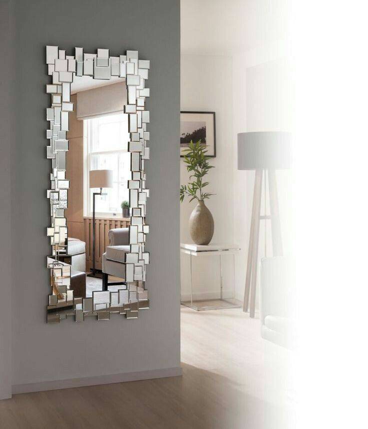 Зеркало на стене без рамки