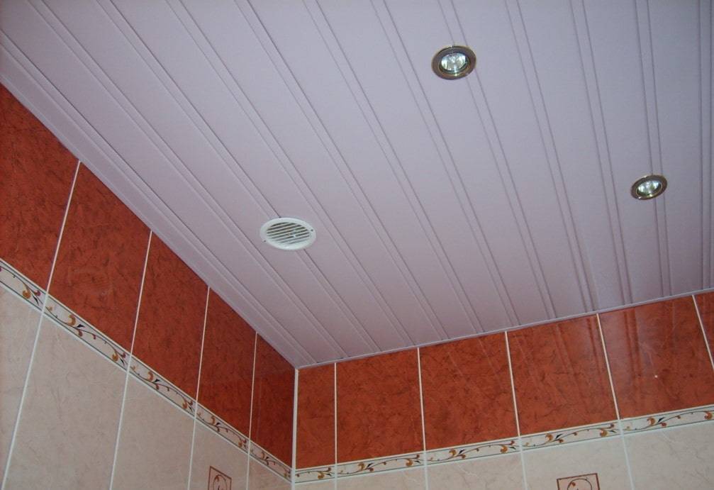Отделка потолка в ванной комнате - фото и устройство