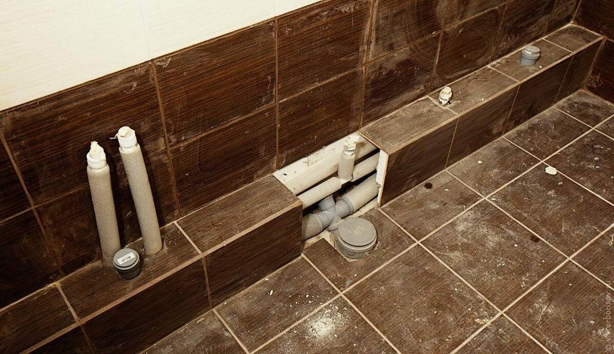 Как спрятать трубы в ванной в стену, под плитку. видео. фото