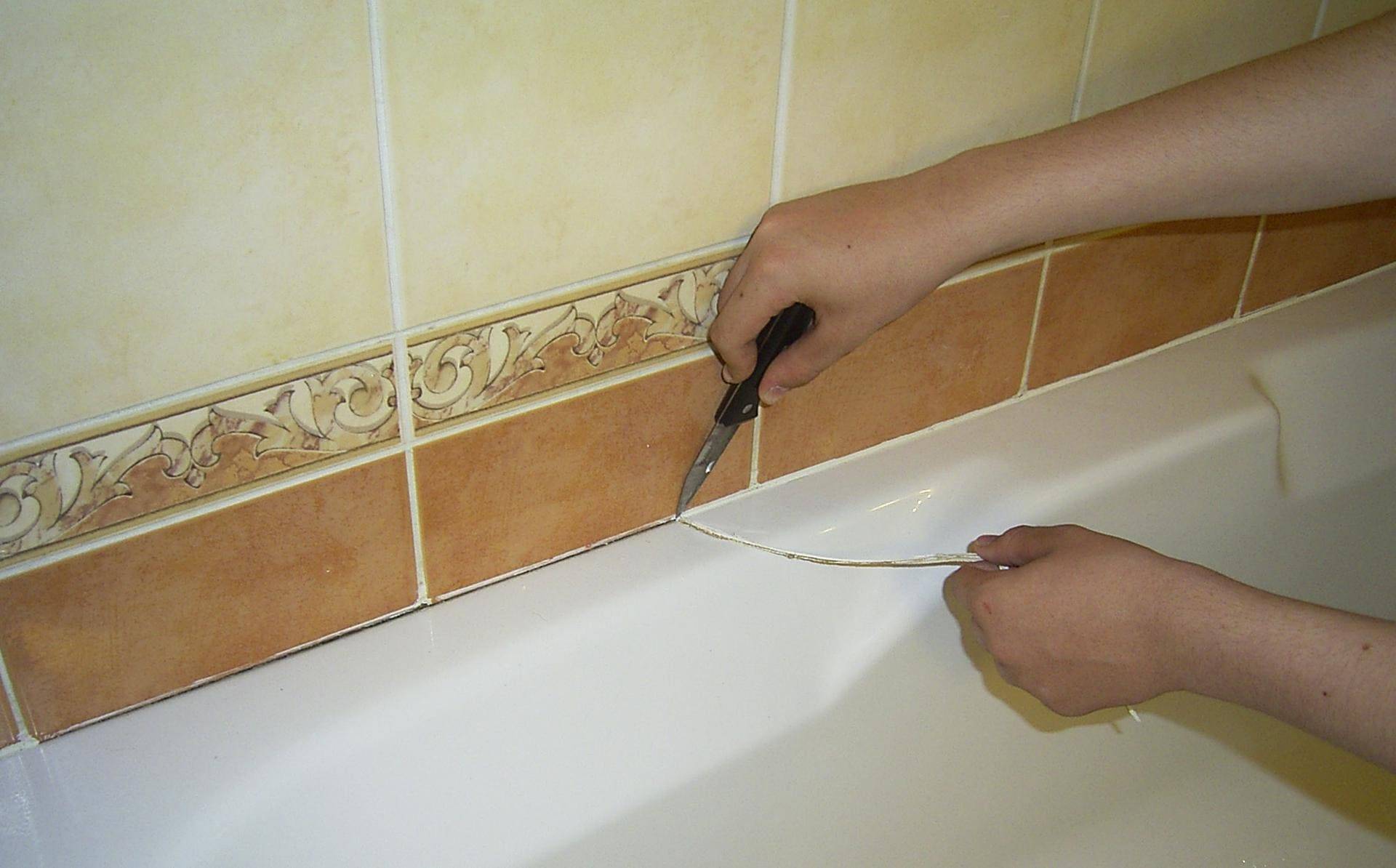 Шов между ванной и плиткой – чем лучше заделать что лучше? силикон или затирка +видео и фото