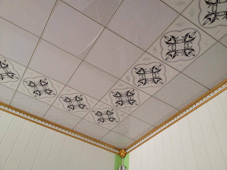 Потолок своими руками леруа мерлен. Пластиковая плитка на потолок. Кафельная плитка на потолок. Пластиковый потолок с узором. Пластмассовые плитки на потолок.