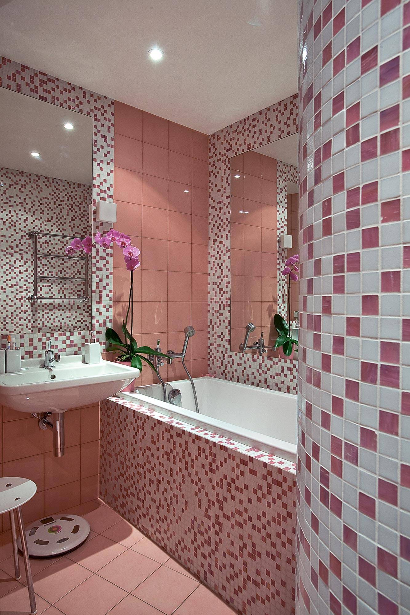 Мозаика для ванной комнаты розовая