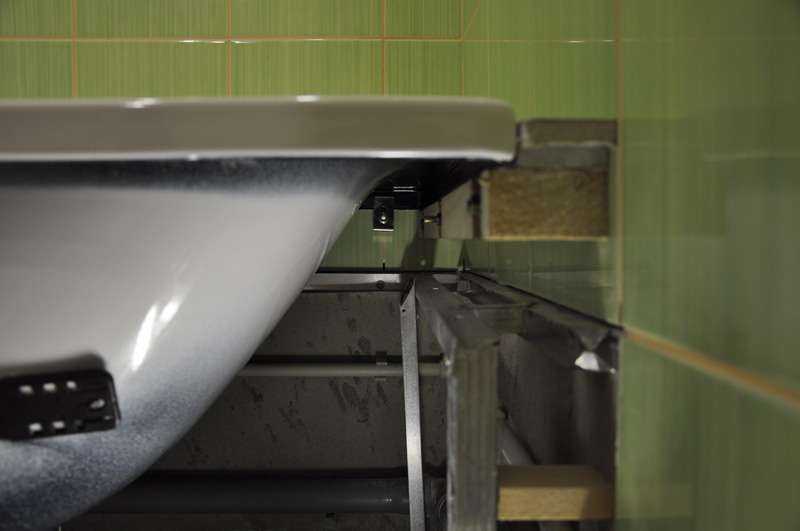 Способы крепления ванны — как закрепить на ножках, к стене и полу