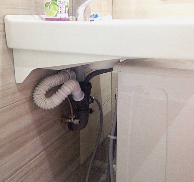 Как установить стиралку под раковину в ванной: особенности выбора и монтажа