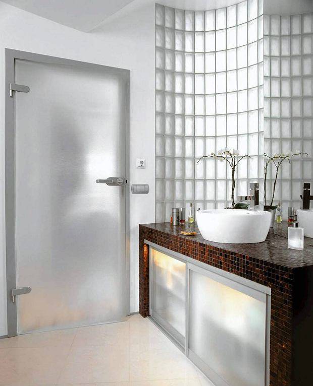 Стеклянная дверь на ванну и межкомнатные конструкции в саму комнату и туалет