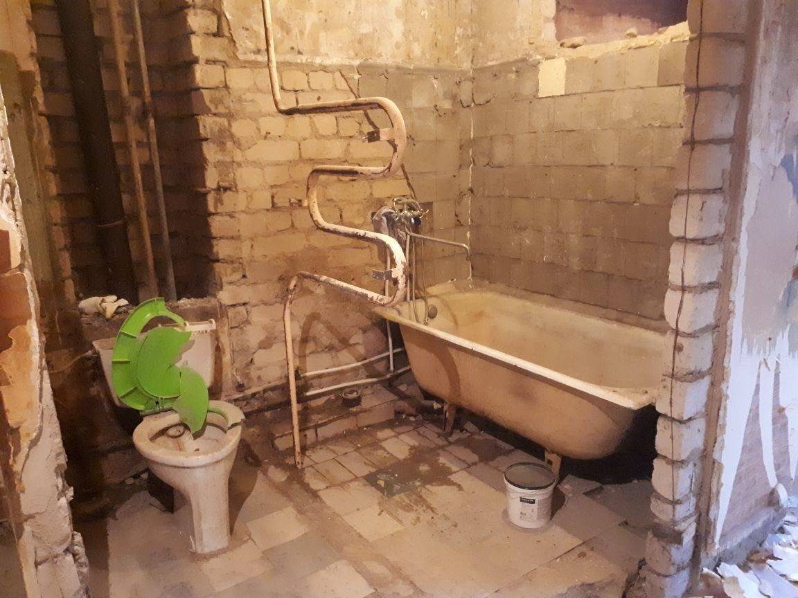 Стены в ванной хрущевки. Старая ванная комната. Ванная в хрущевке Старая. Стены санузла в хрущевке. Ужасная ванная комната.