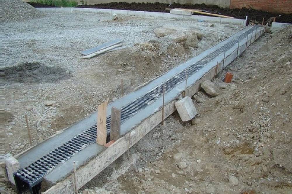 Монтаж водоотводных лотков - устройство и установка на примерах
